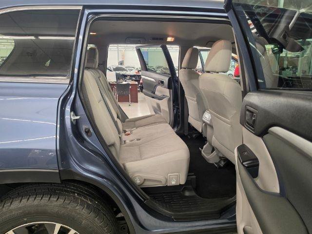 Used 2018 Toyota Highlander LE w/ Carpet Mat Package (TMS) FWD image 35