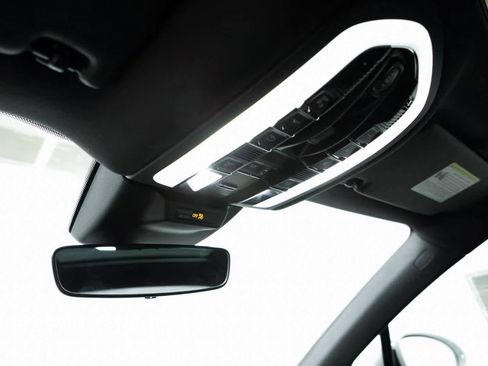 Certified 2025 Porsche Macan image 24