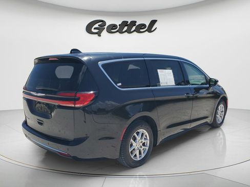 Used 2023 Chrysler Pacifica Touring-L FWD image 5