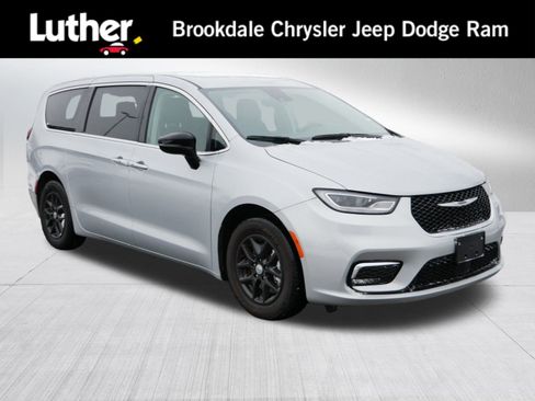 Used 2024 Chrysler Pacifica Touring-L image 1