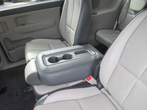 Used 2018 Kia Sedona LX w/ LX Essentials Premium Package image 39