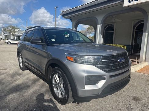 Used 2024 Ford Explorer XLT RWD image 3