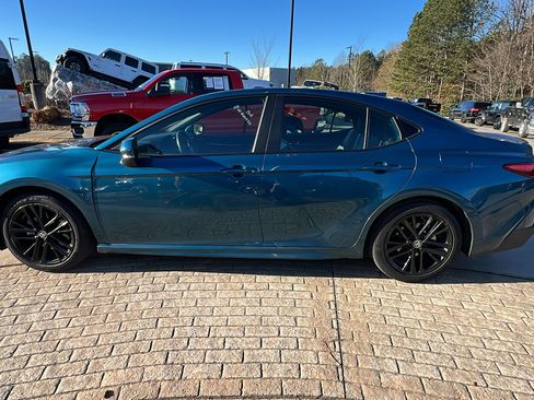 Used 2025 Toyota Camry SE image 11