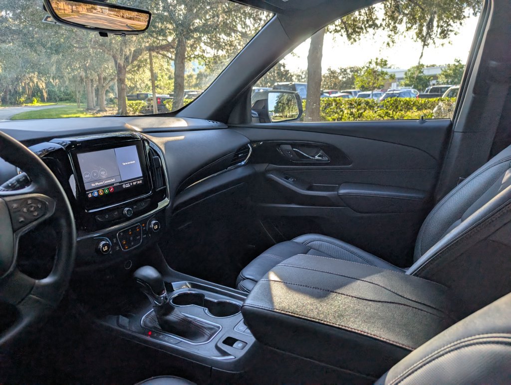 Used 2023 Chevrolet Traverse RS FWD image 14