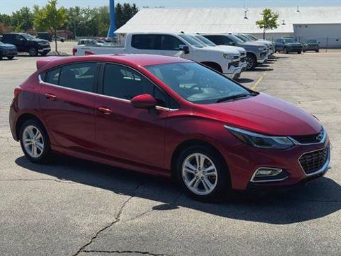 Used 2018 Chevrolet Cruze LT w/ Convenience Package FWD image 2