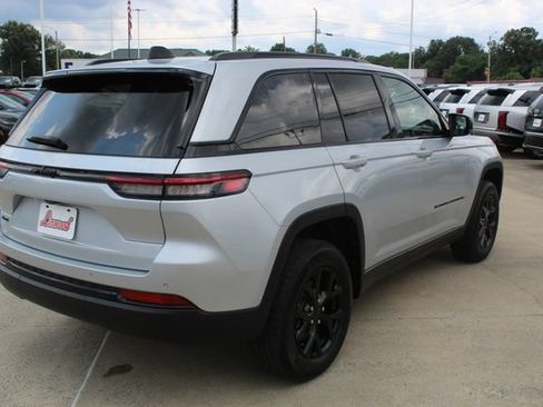 Used 2025 Jeep Grand Cherokee Altitude AWD/4WD image 8