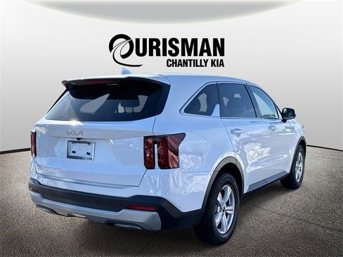 Used 2024 Kia Sorento LX image 2