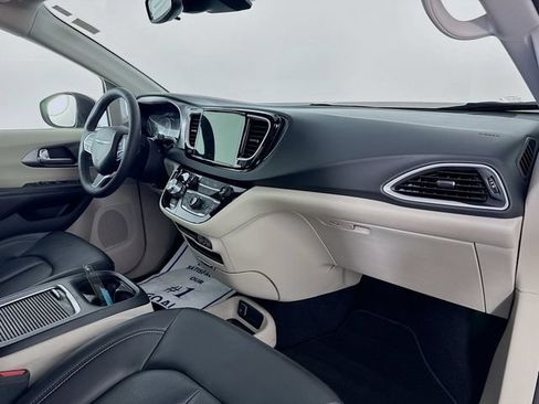 Used 2023 Chrysler Pacifica Touring-L FWD image 29