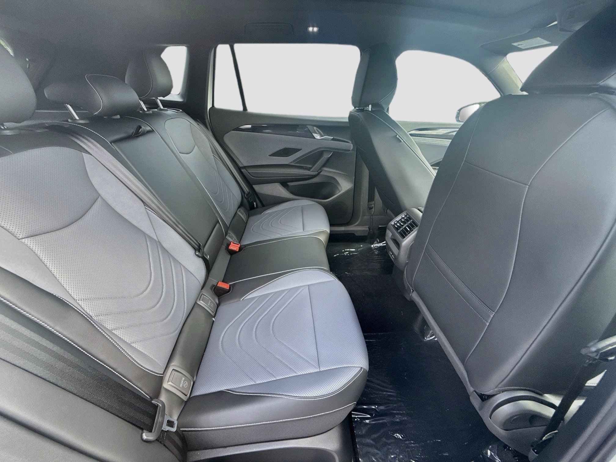 New 2026 Volkswagen Tiguan SE R-Line FWD image 22