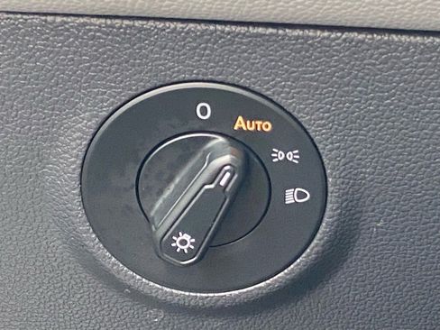 Certified 2024 Volkswagen Taos SE w/ Panoramic Sunroof Package image 12