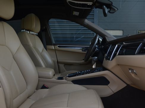 Certified 2018 Porsche Macan AWD/4WD image 25