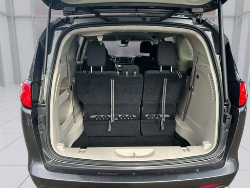 Used 2023 Chrysler Voyager LX image 14