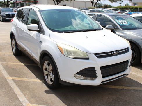 Used 2015 Ford Escape SE FWD image 2