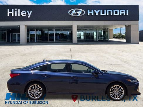 Used 2019 Toyota Avalon Limited FWD image 3