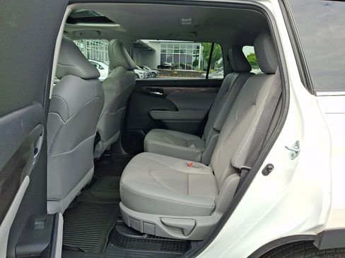Used 2023 Toyota Highlander Limited AWD/4WD image 11