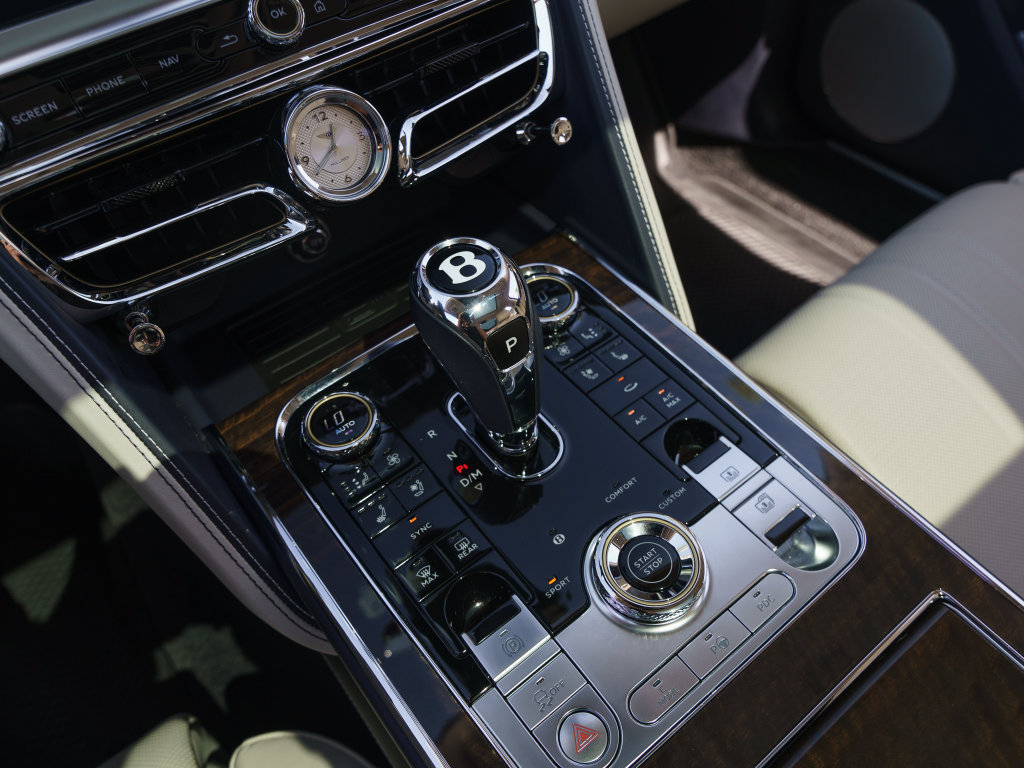 Used 2023 Bentley Flying Spur Plug-In Hybrid AWD/4WD image 10