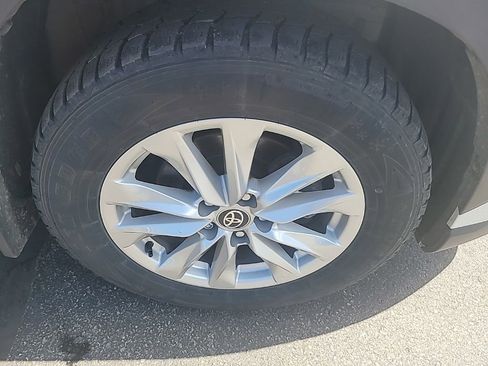 Used 2022 Toyota Corolla Cross LE image 12