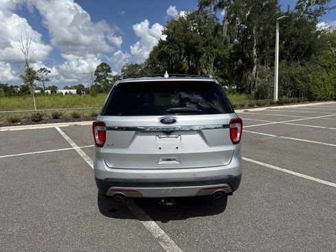 Used 2017 Ford Explorer XLT w/ Equipment Group 202A FWD image 4