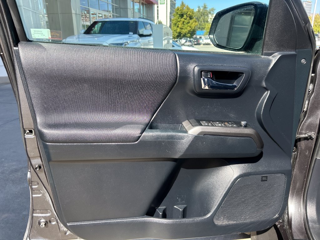 Certified 2017 Toyota Tacoma TRD Off-Road AWD/4WD image 11