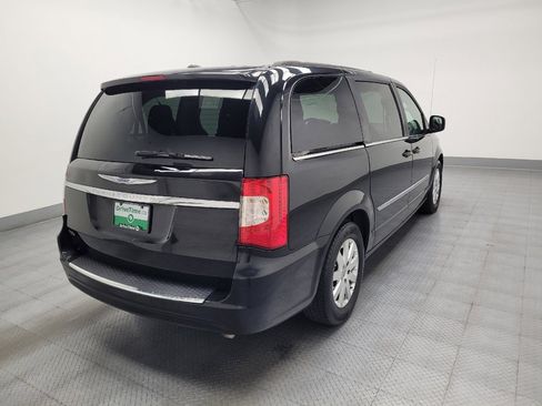Used 2016 Chrysler Town & Country Touring image 9