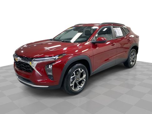 Certified 2025 Chevrolet Trax LT w/ Driver Confidence Package FWD image 1