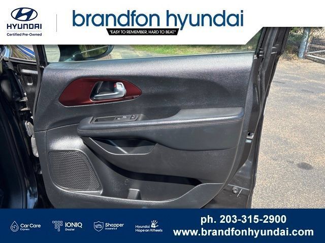 Used 2020 Chrysler Pacifica Touring-L FWD image 8