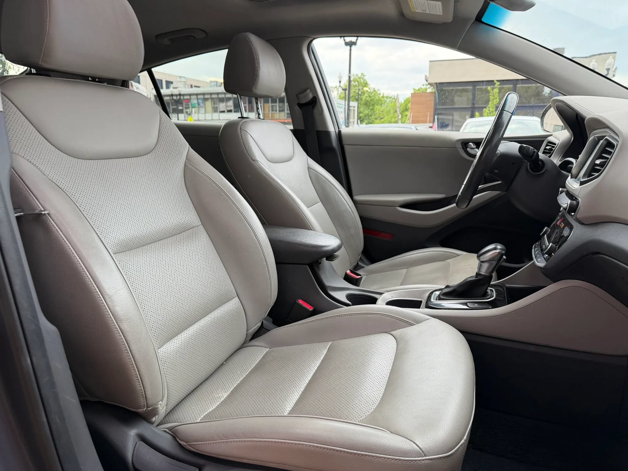 Used 2017 Hyundai Ioniq Limited FWD image 16