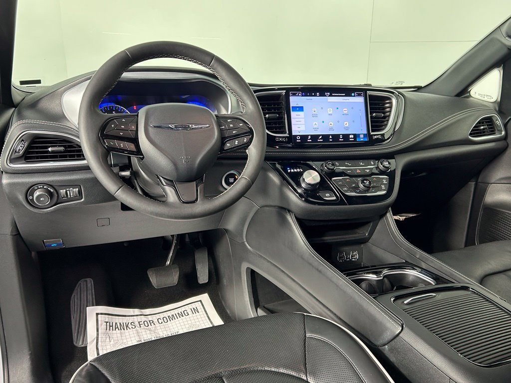 Used 2025 Chrysler Pacifica Limited FWD image 18