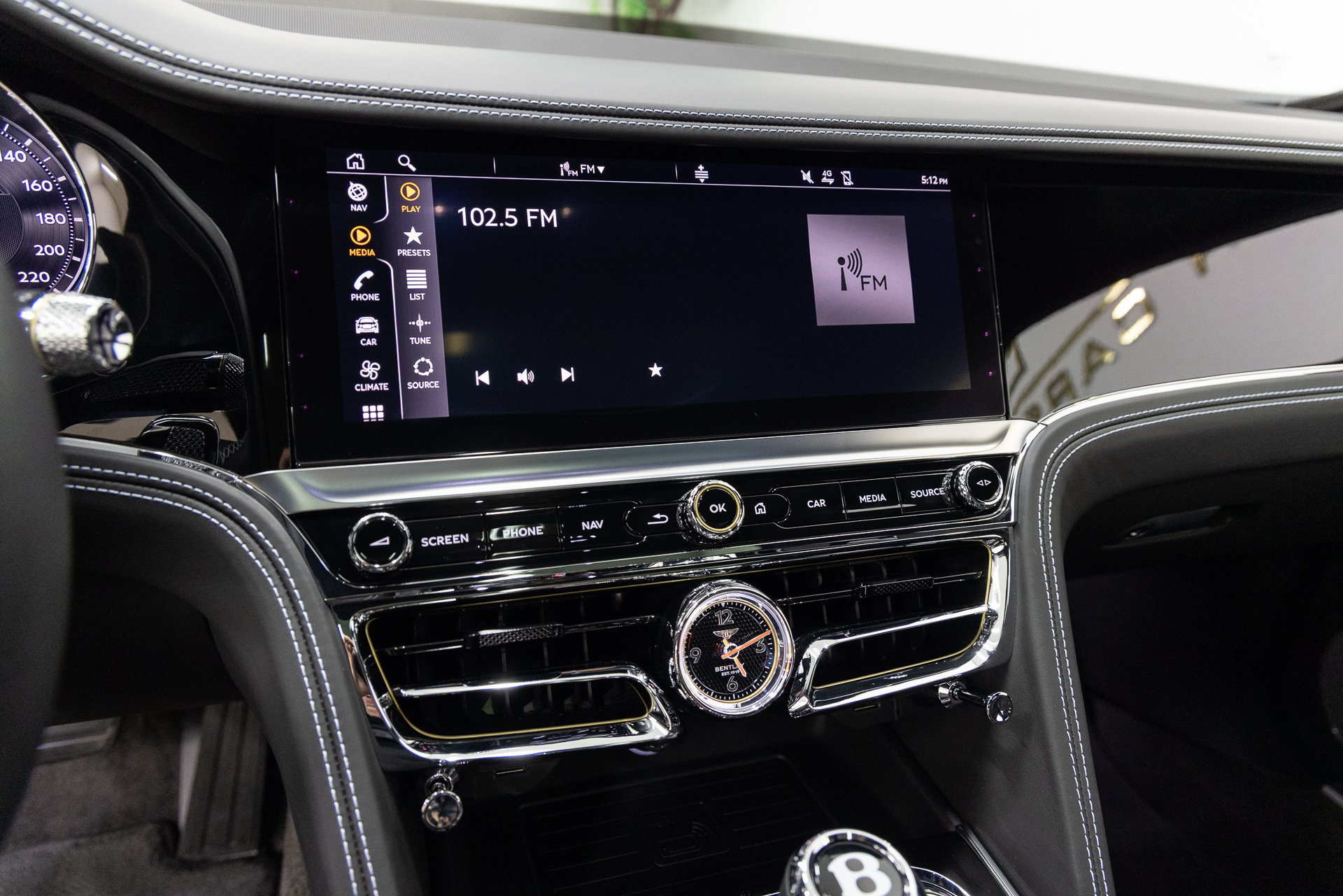 Used 2024 Bentley Flying Spur Plug-In Hybrid AWD/4WD image 18