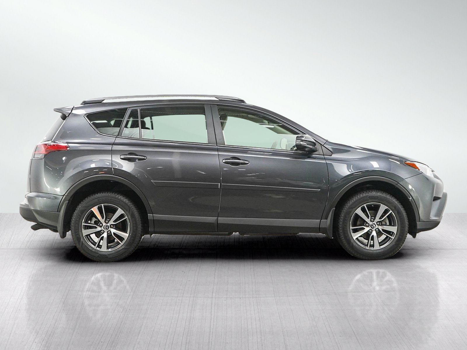 Used 2018 Toyota RAV4 XLE AWD/4WD image 6
