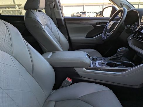 Used 2022 Toyota Highlander Platinum image 24
