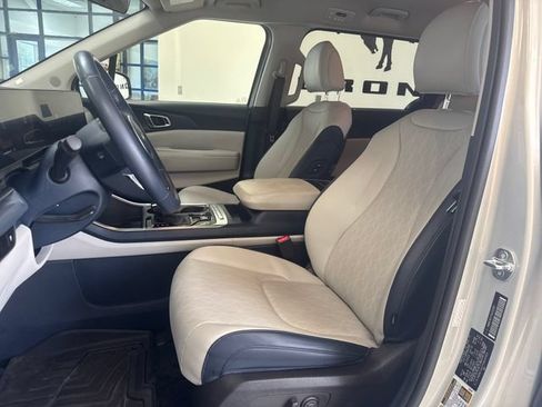 Used 2025 Kia Carnival EX FWD image 9