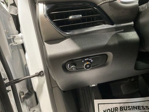 Used 2023 Chevrolet Traverse LT image 18