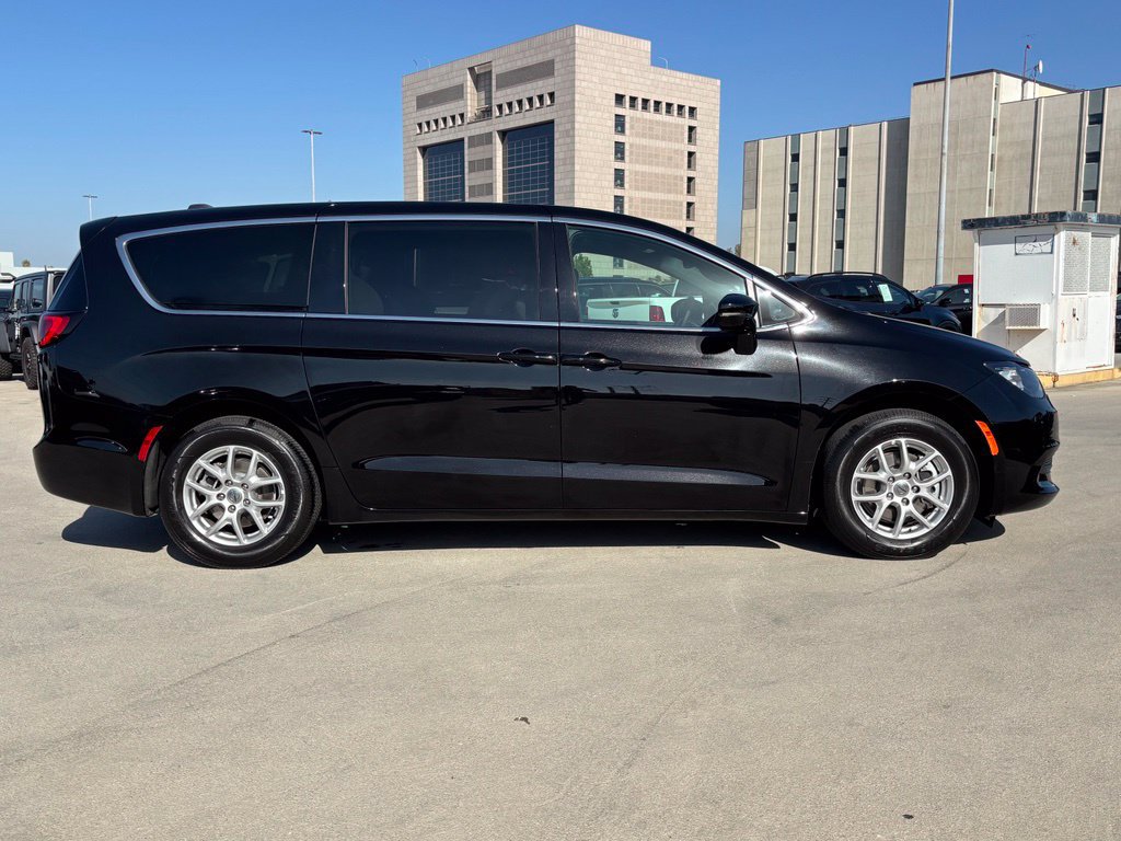 Used 2025 Chrysler Voyager LX FWD image 2