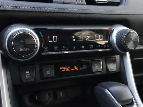 Used 2021 Toyota RAV4 XLE Premium image 14