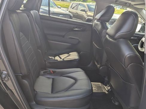 Certified 2024 Toyota Highlander XLE AWD/4WD image 19