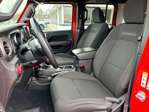 Used 2018 Jeep Wrangler Unlimited Sahara image 4