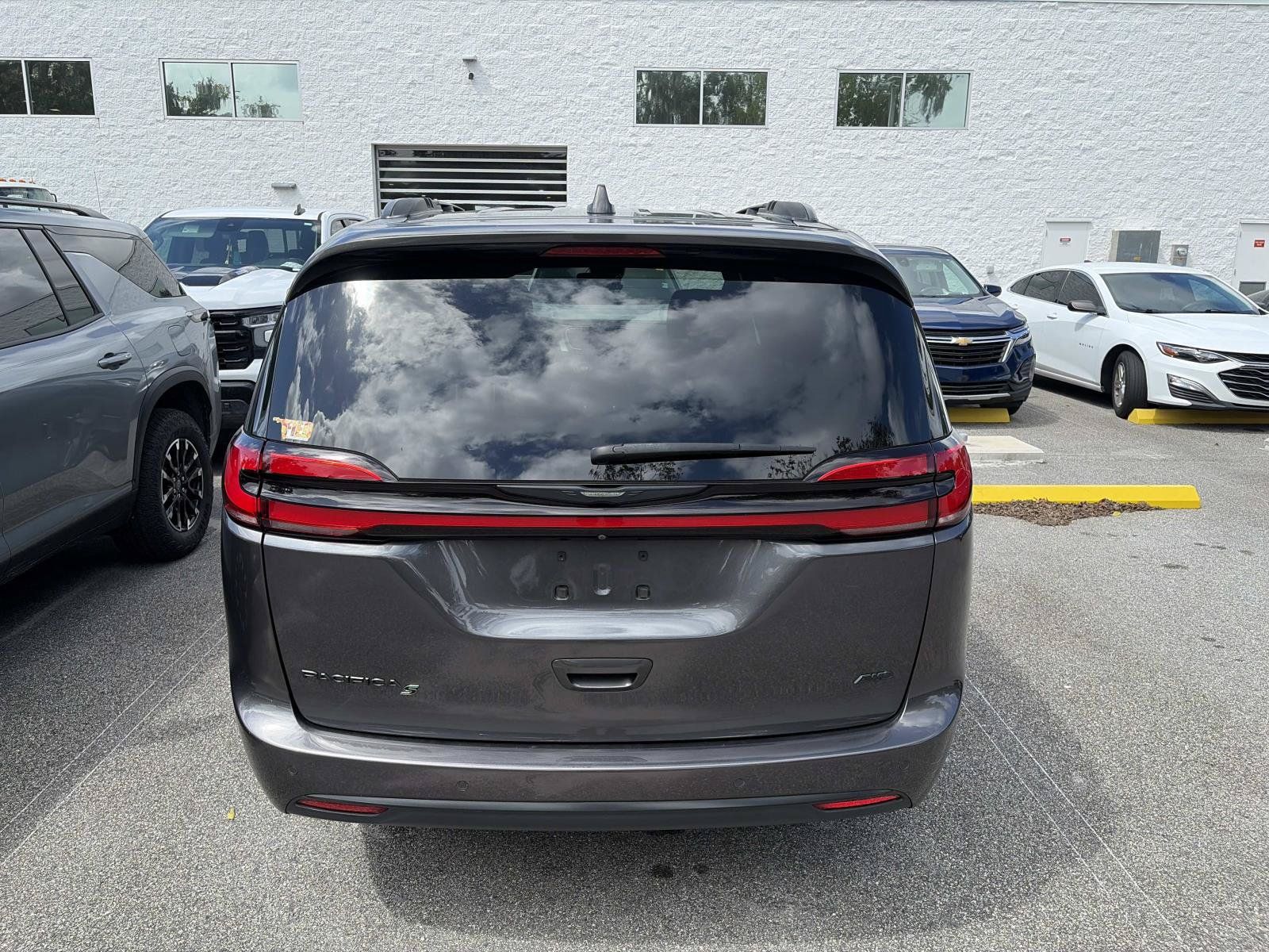 Used 2022 Chrysler Pacifica Touring-L w/ Uconnect Theater Family Group AWD/4WD image 4