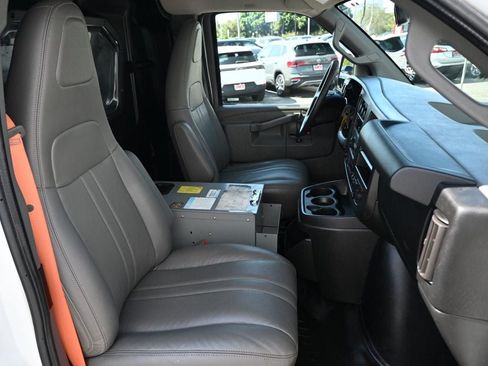 Used 2018 Chevrolet Express 2500 w/ Driver Convenience Package RWD image 9