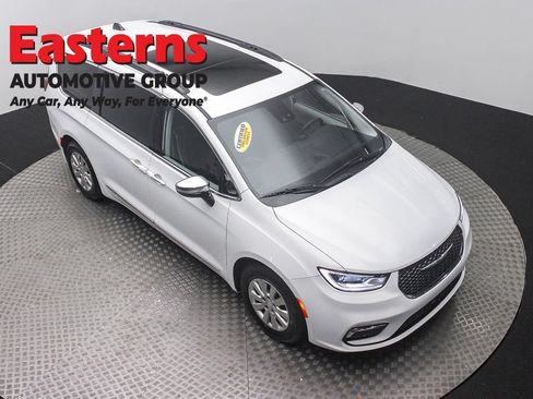 Used 2023 Chrysler Pacifica Limited FWD image 3