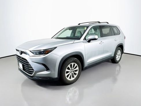Used 2024 Toyota Grand Highlander XLE image 2