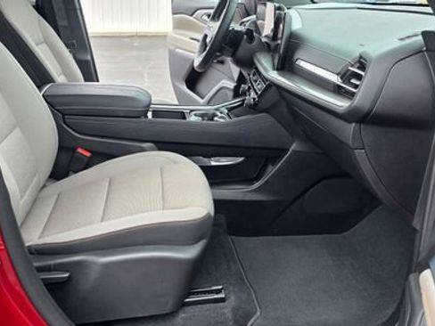 Used 2025 Chevrolet Traverse LT FWD image 18
