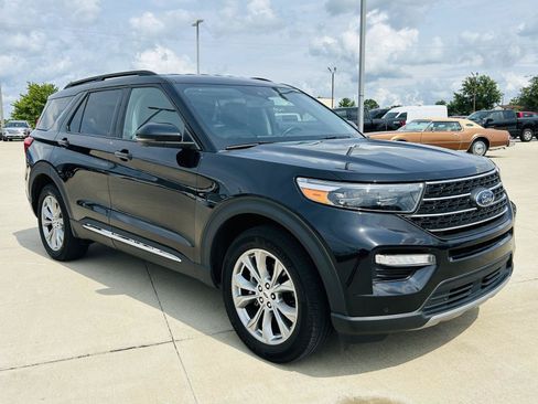 Used 2023 Ford Explorer XLT w/ Equipment Group 202A AWD/4WD image 2
