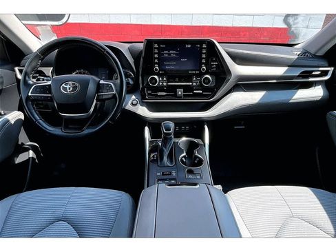 Used 2022 Toyota Highlander LE AWD/4WD image 16
