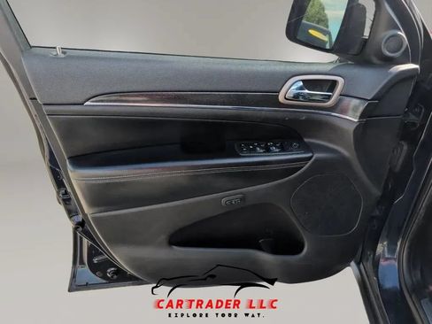Used 2017 Jeep Grand Cherokee Limited w/ Luxury Group II AWD/4WD image 3