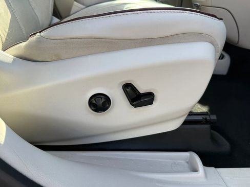 Used 2020 Chrysler Pacifica Limited FWD image 28