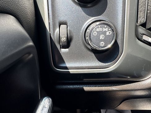 Used 2018 Chevrolet Silverado 1500 LT w/ LT Convenience Package AWD/4WD image 17