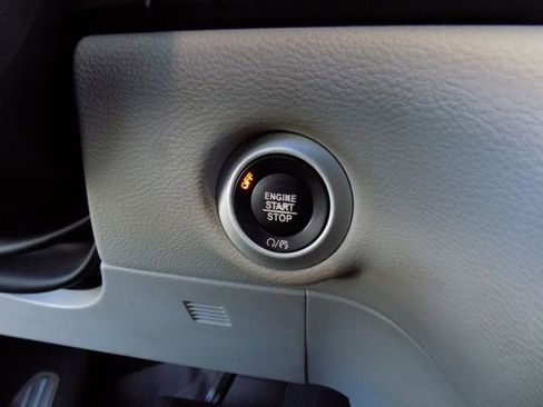 Used 2022 Chrysler Pacifica Touring-L image 35