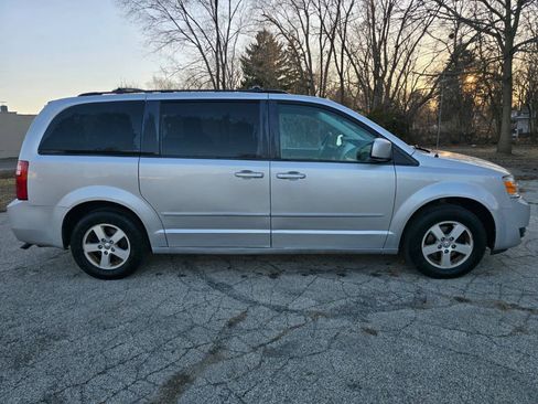 Used 2010 Dodge Grand Caravan SXT FWD image 4