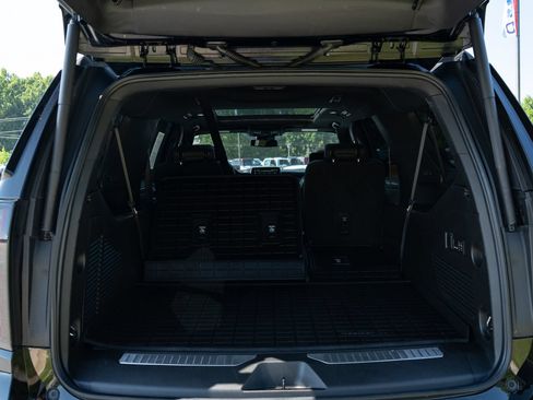 Used 2023 Chevrolet Suburban Z71 w/ Luxury Package AWD/4WD image 9